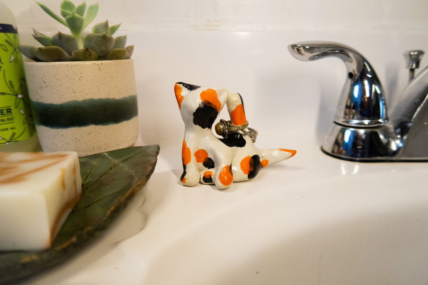 Cat-hole Ring Holder
