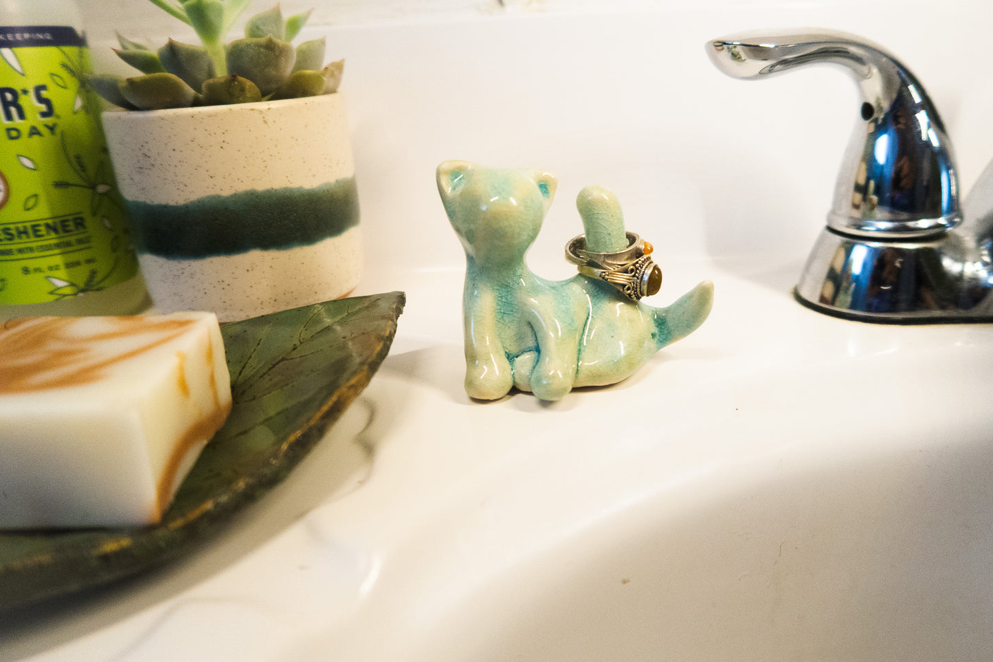 Cat-hole Ring Holder